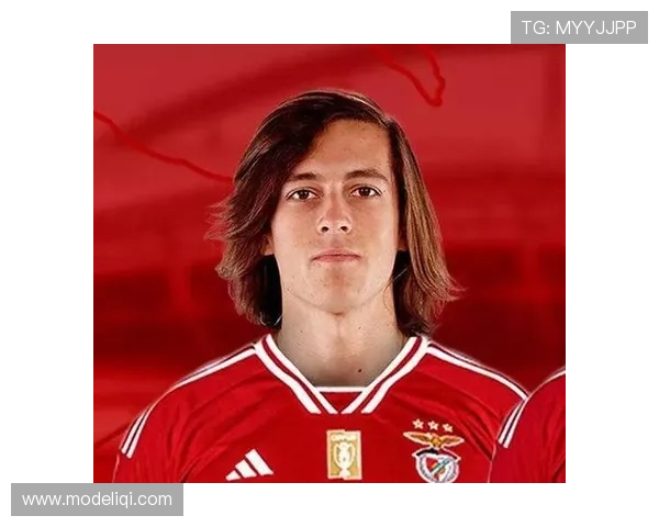 曼联青训球员埃康加梅内双重身份人生