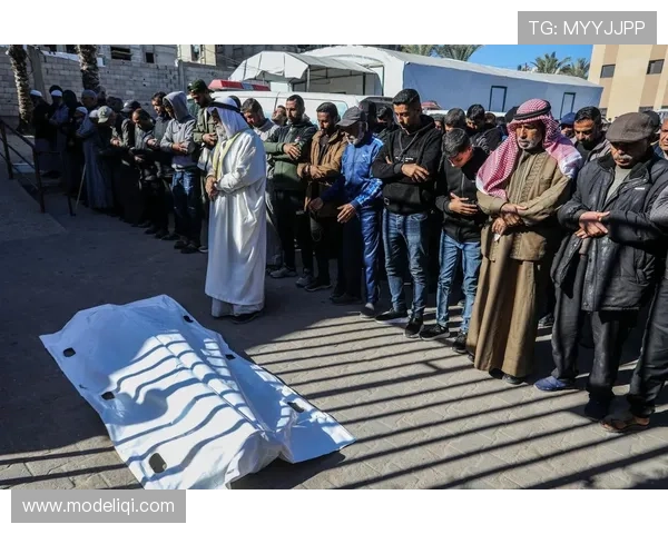 伊朗国家队总监:用书包纪念遇难儿童 伊朗国家队总监:用书包纪念遇难儿童